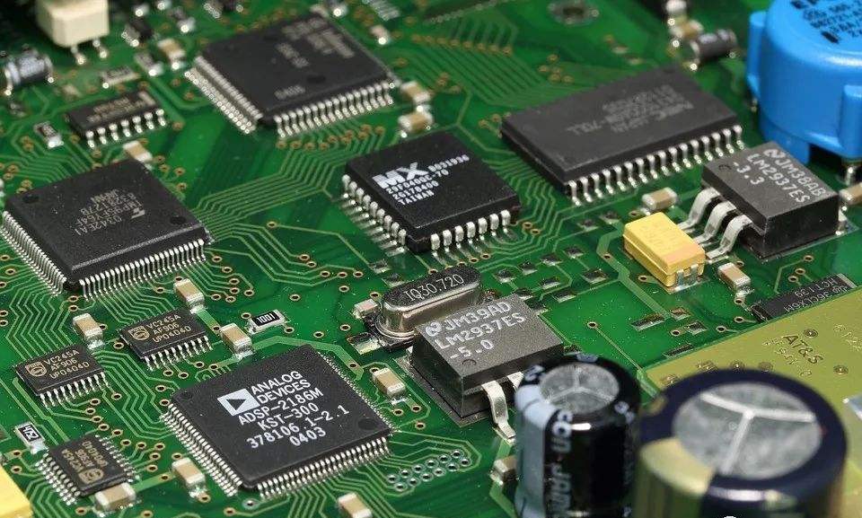 车载信息系统电源模块的PCB设计