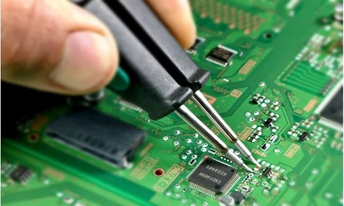 建议的图像放置： 在此处插入一张图像，显示带有微小 SMT 元件的 PCB 的特写。ALT Text： “带有 SMT 元件的 PCB 特写，突出了贴装精度。”