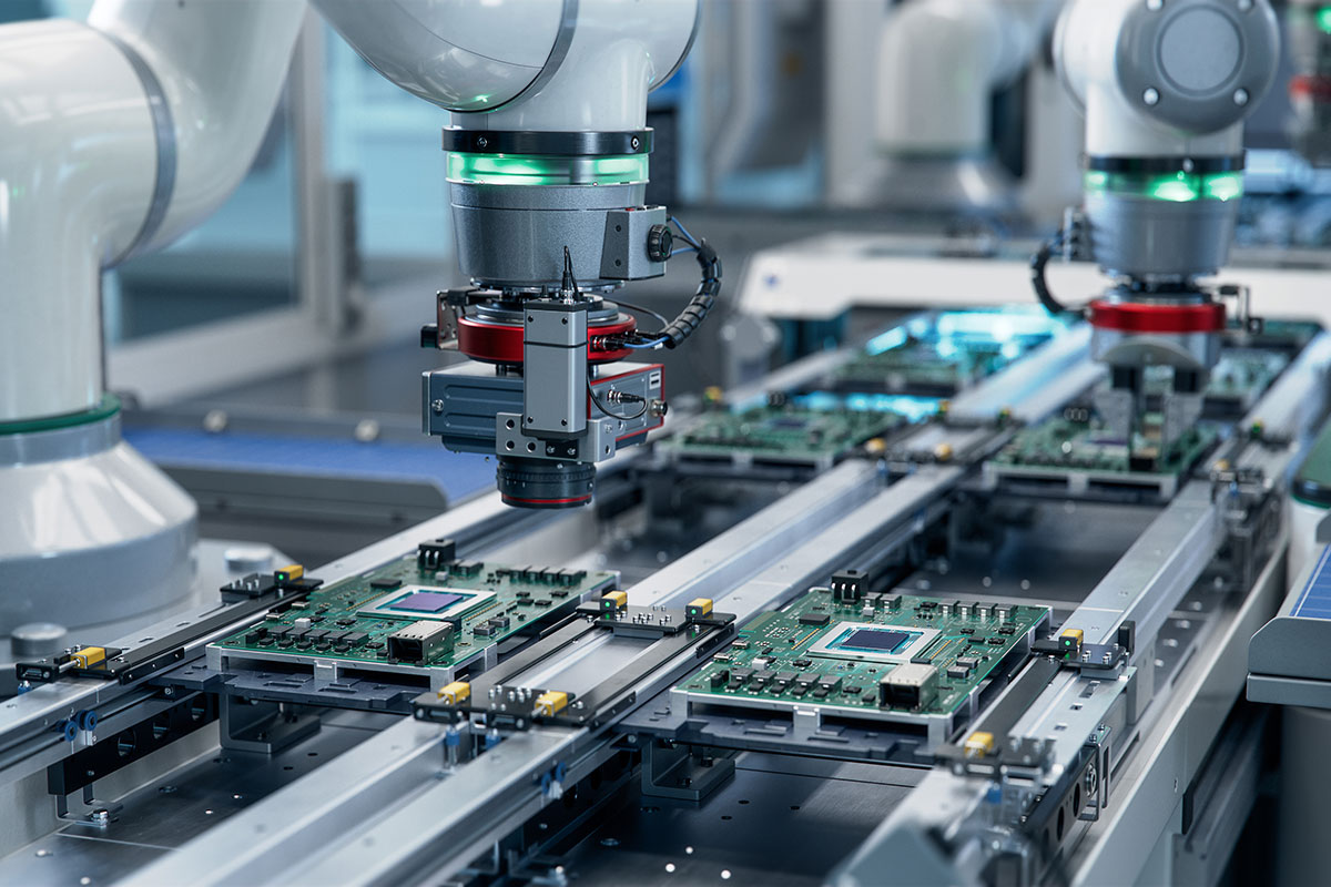 建议的图像放置： 在此处插入生产线上完全组装的 PCB 的最终图像。ALT 文本：“自动化生产线上完全组装的 PCB。