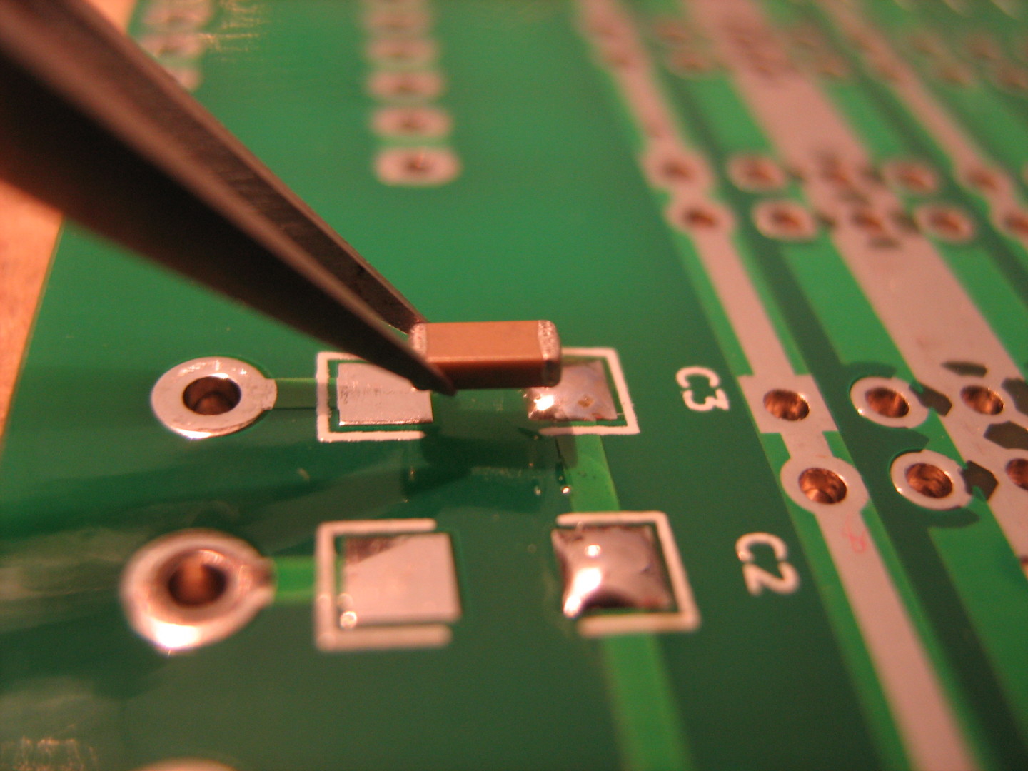 带有 SMD 元件的 PCB 特写，用于 DIY 更换