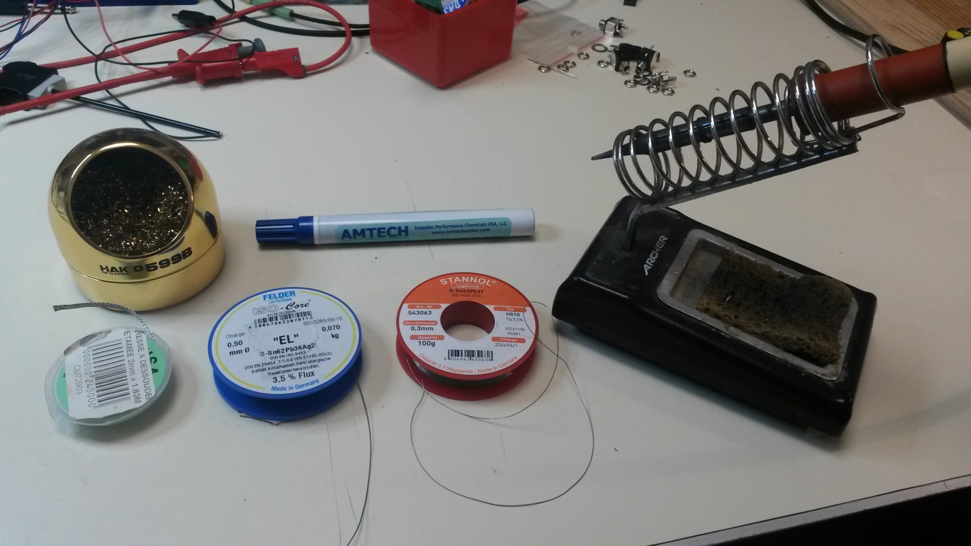 用于在家中 DIY SMD 组件更换的工作台设置。