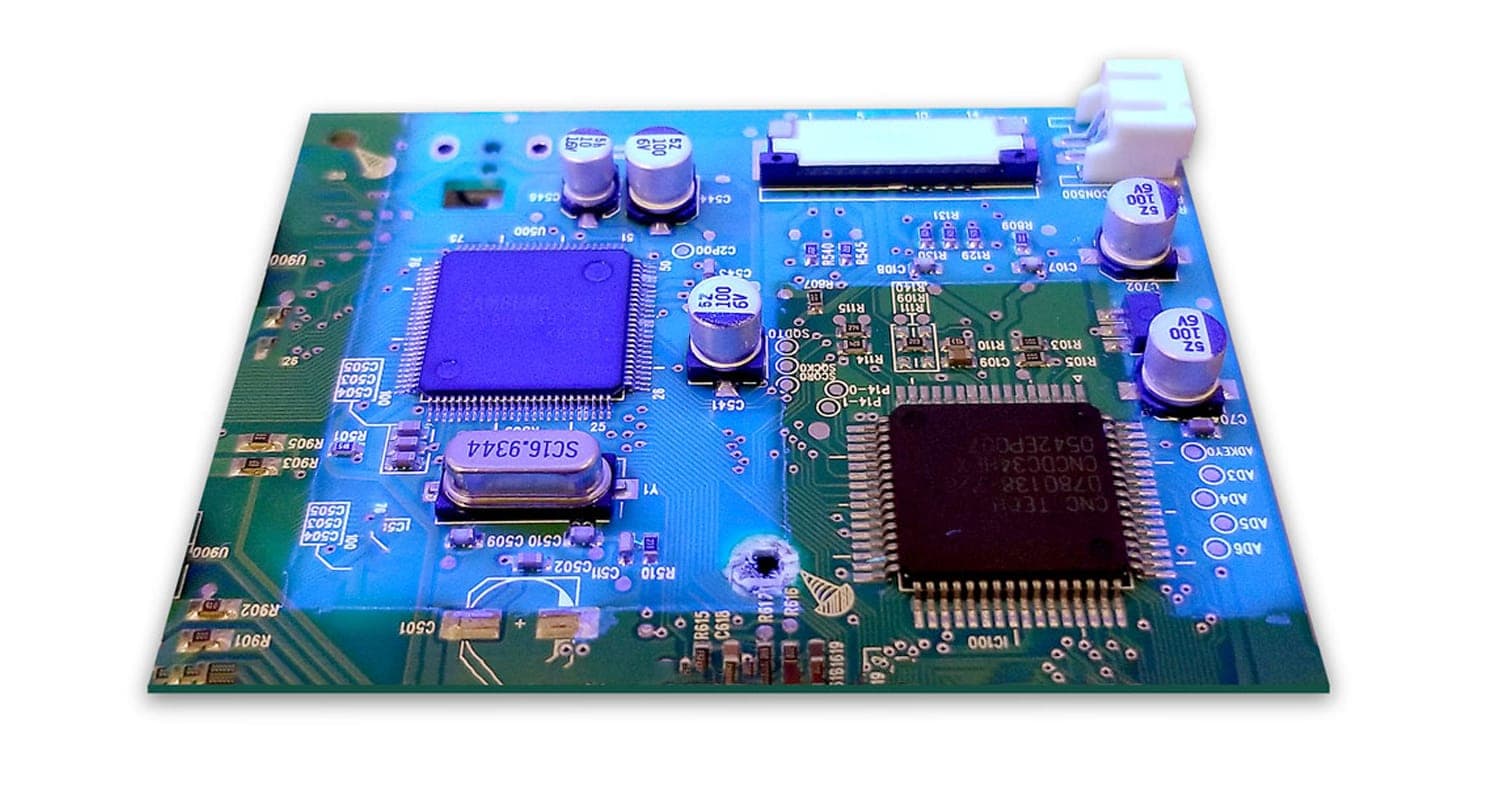 具有环保保形涂层的 PCB 特写。