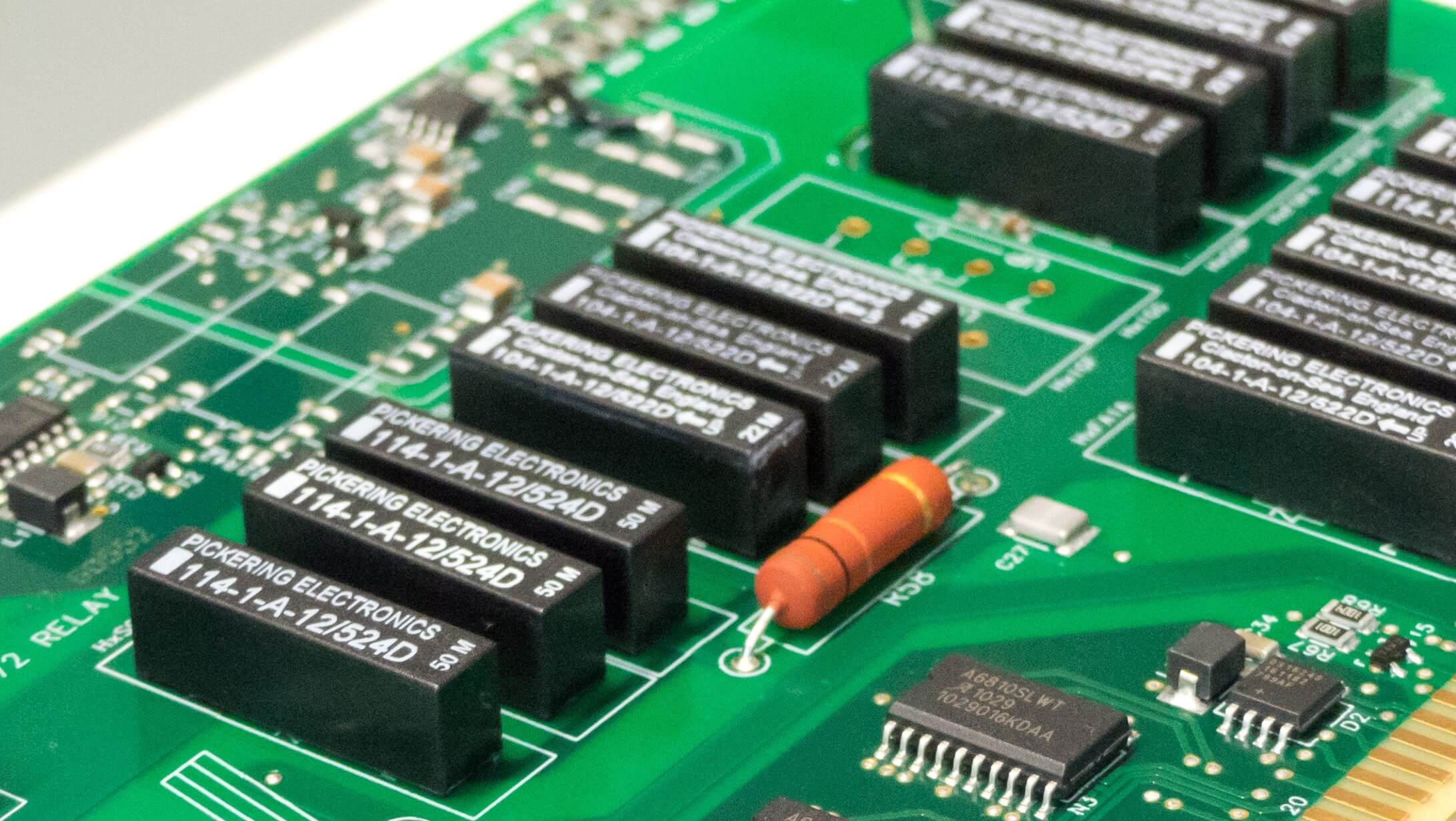 安装在 PCB 上的铅元件
