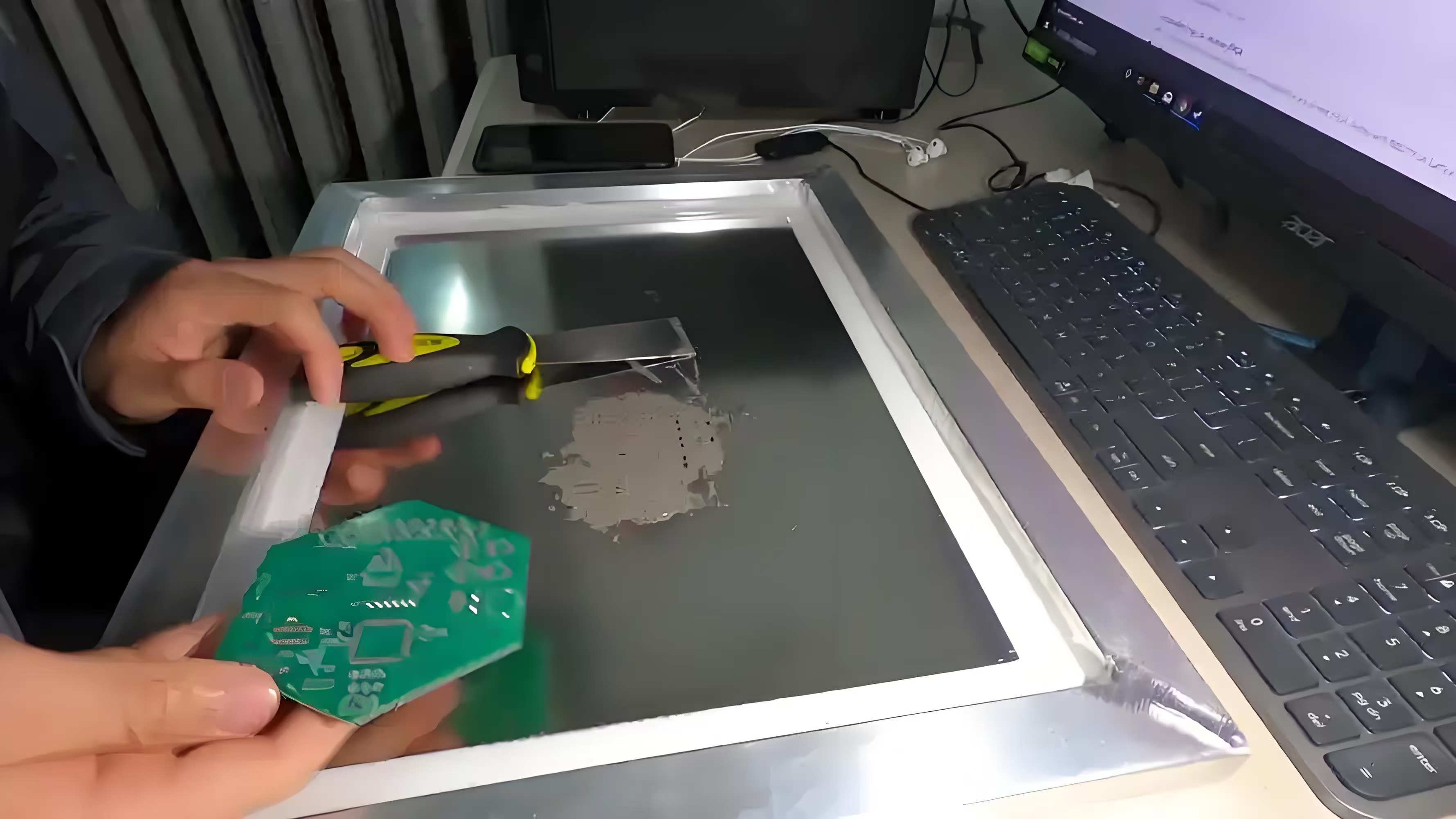 使用模板在 PCB 上涂覆锡膏，进行 SMT 组装。