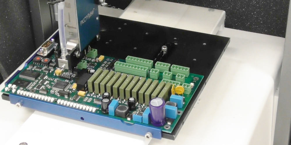 选择性 PCB 保形涂层应用,用于改善爬电距离 选择性 PCB 保形涂层应用,用于改善爬电距离