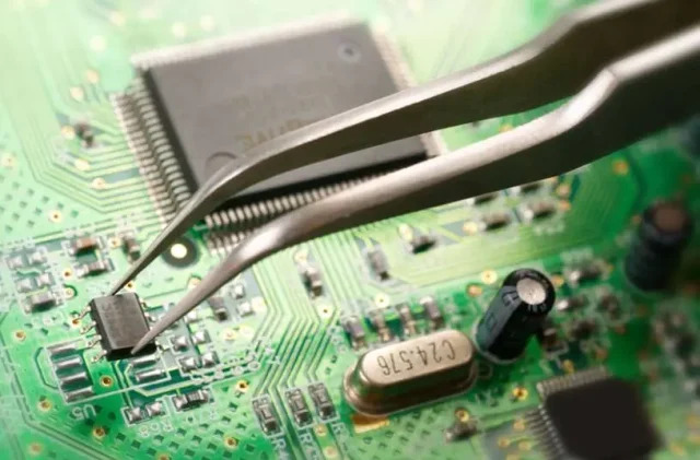 具有 SMT 和通孔元件的混合 PCB