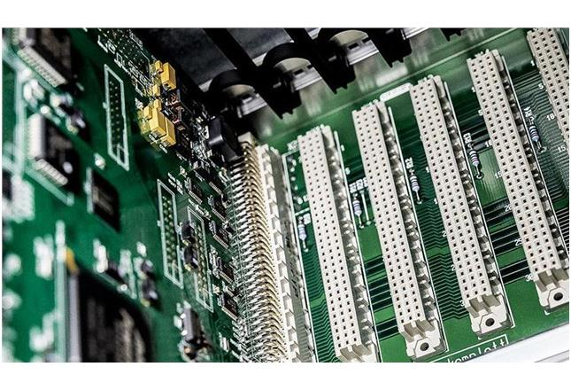 板对板连接器，以堆叠配置连接两个 PCB。