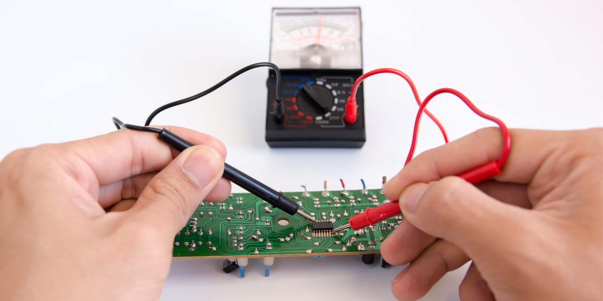 使用万用表测试 PCB 上的 IC 引脚以进行故障排除
