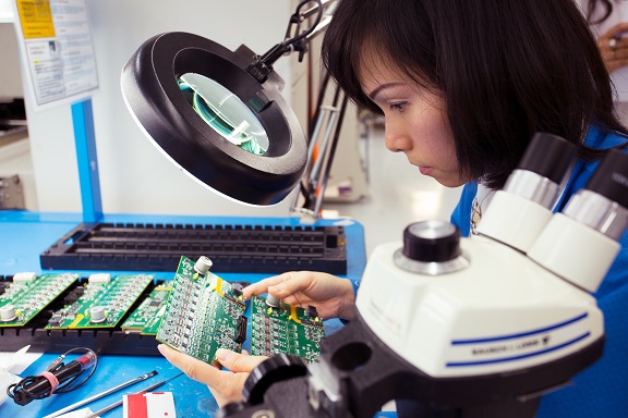 用放大镜检查 PCB 上的 SMD 元件