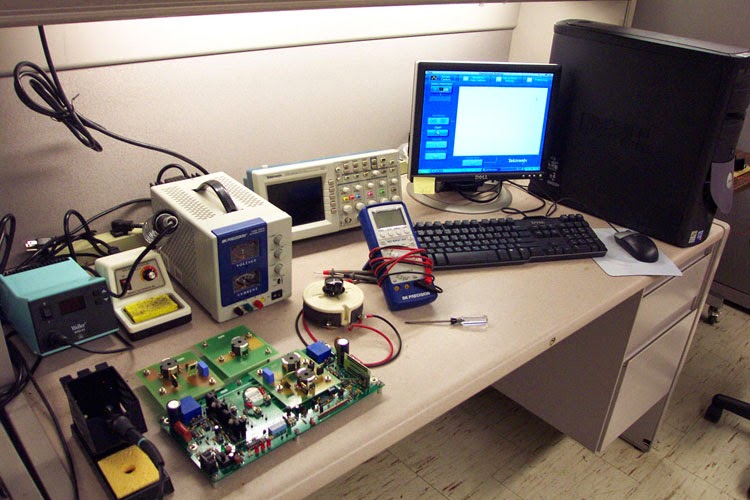 带有 PCB 故障排除和组件测试工具的工作台。