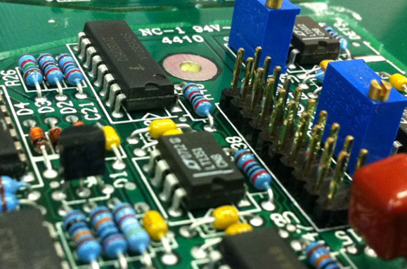 PCB 上通孔元件的特写，适用于高应力应用。
