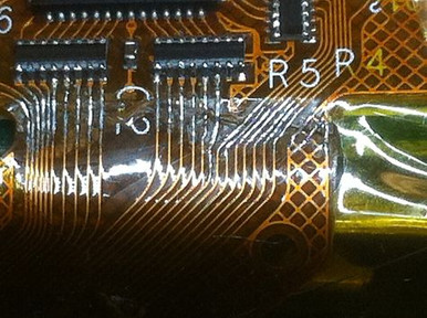 技术人员使用热风站对柔性 PCB 进行返工。
