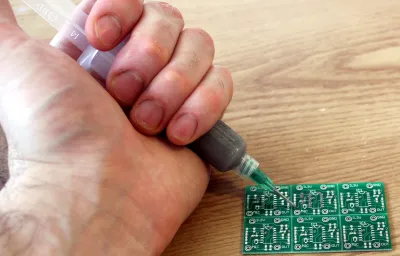 用注射器涂抹焊膏进行 SMD 焊接。
