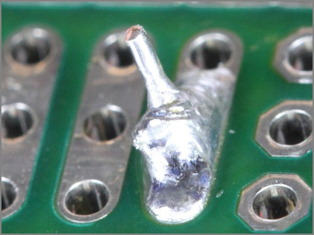 “常见的 SMD 焊接错误，包括焊桥。”