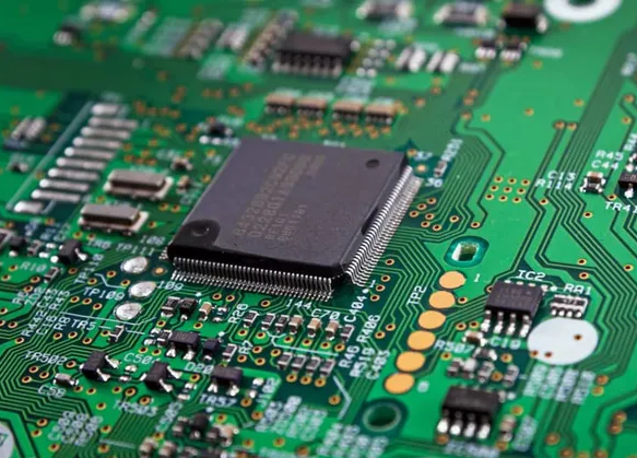 带阻焊层开口的 PCB，用于 LCC 磁性传感器焊盘