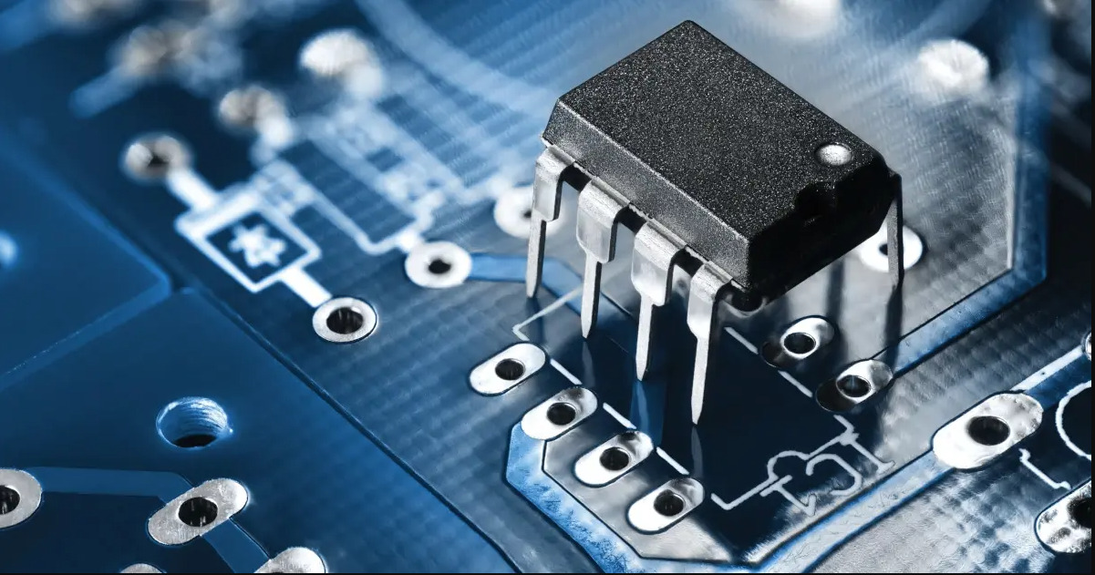 PCB 上精确元件放置的特写，以提高 SMT 效率