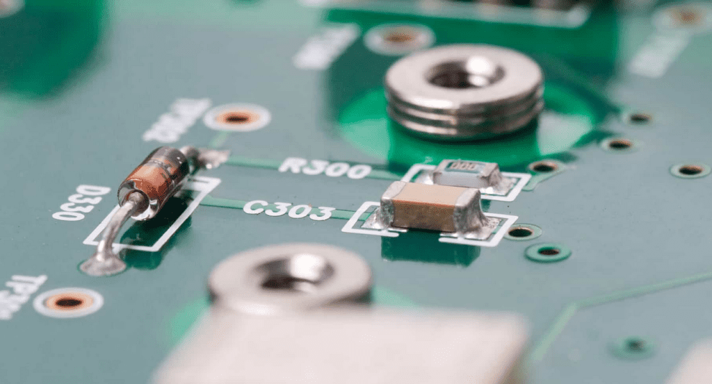 轴向引线元件插入 PCB 中，用于通孔组装