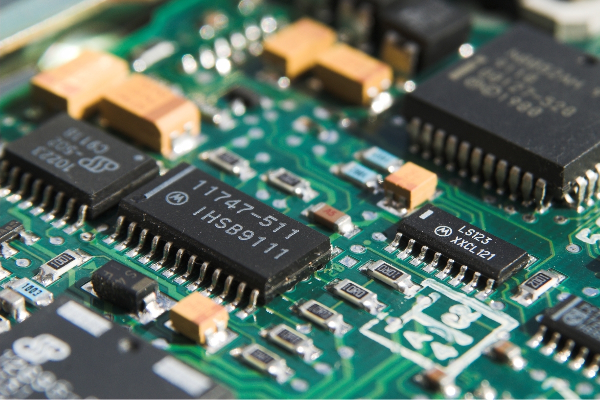 符合 J-STD-001 标准的 PCB 上高质量 SMT 组装