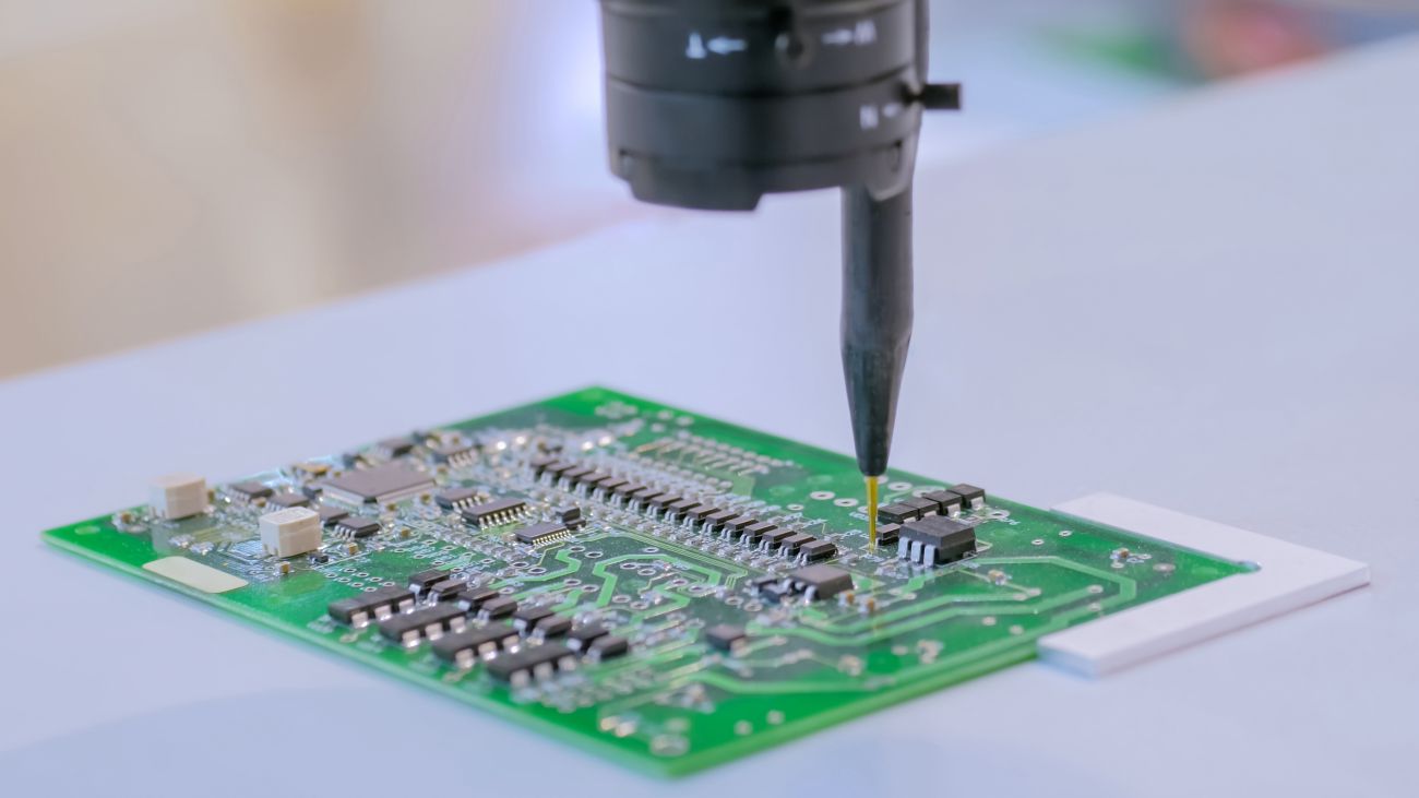 完成的 PCB，使用用于高级电子产品的多级模板设计展示各种焊膏应用