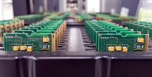 展示多块电路板的批量 PCB 组装线