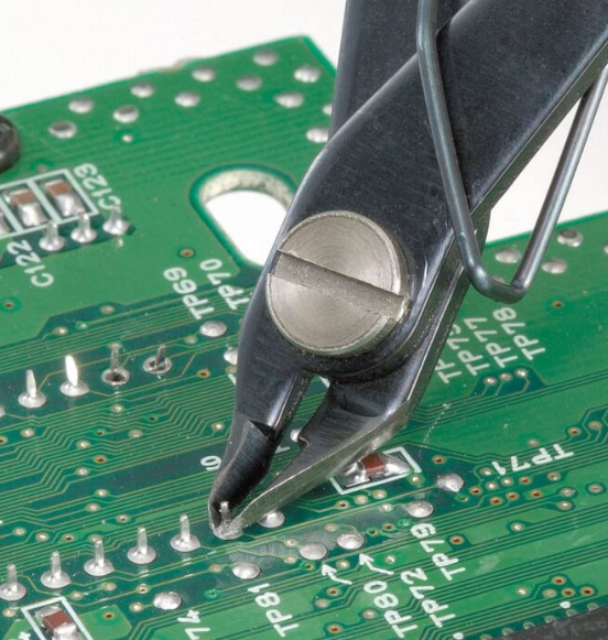 平口剪线修剪通孔 PCB 组件上的引线。