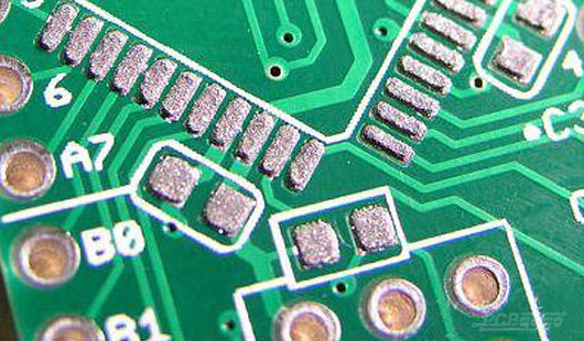 通过 DIY 模板印刷涂覆焊膏的 PCB。
