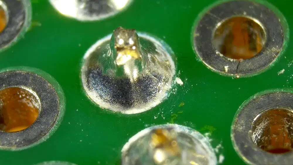 清洁前有助焊剂残留物的 SMD PCB 特写