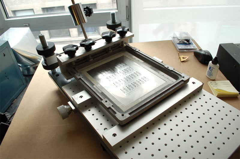用于构建 SMD PCB 模板和框架的材料和工具，包括 Kapton 薄膜和 CadSoft Eagle 软件。