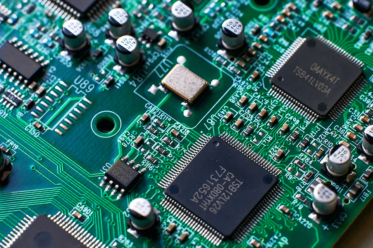 ADAS PCB 的特写视图，展示了汽车应用中的高密度元件贴装