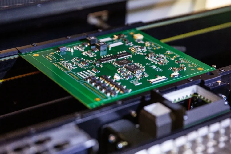 SMT 贴片机将元件精确放置在 ADAS PCB 上，用于汽车组装
