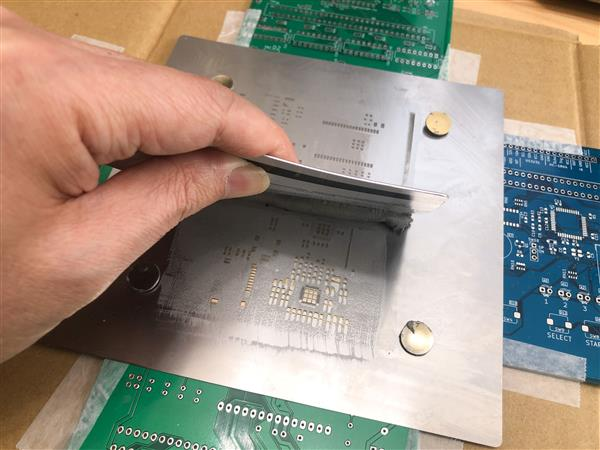在 PCB 组装的模板印刷过程中涂抹焊膏的刮刀