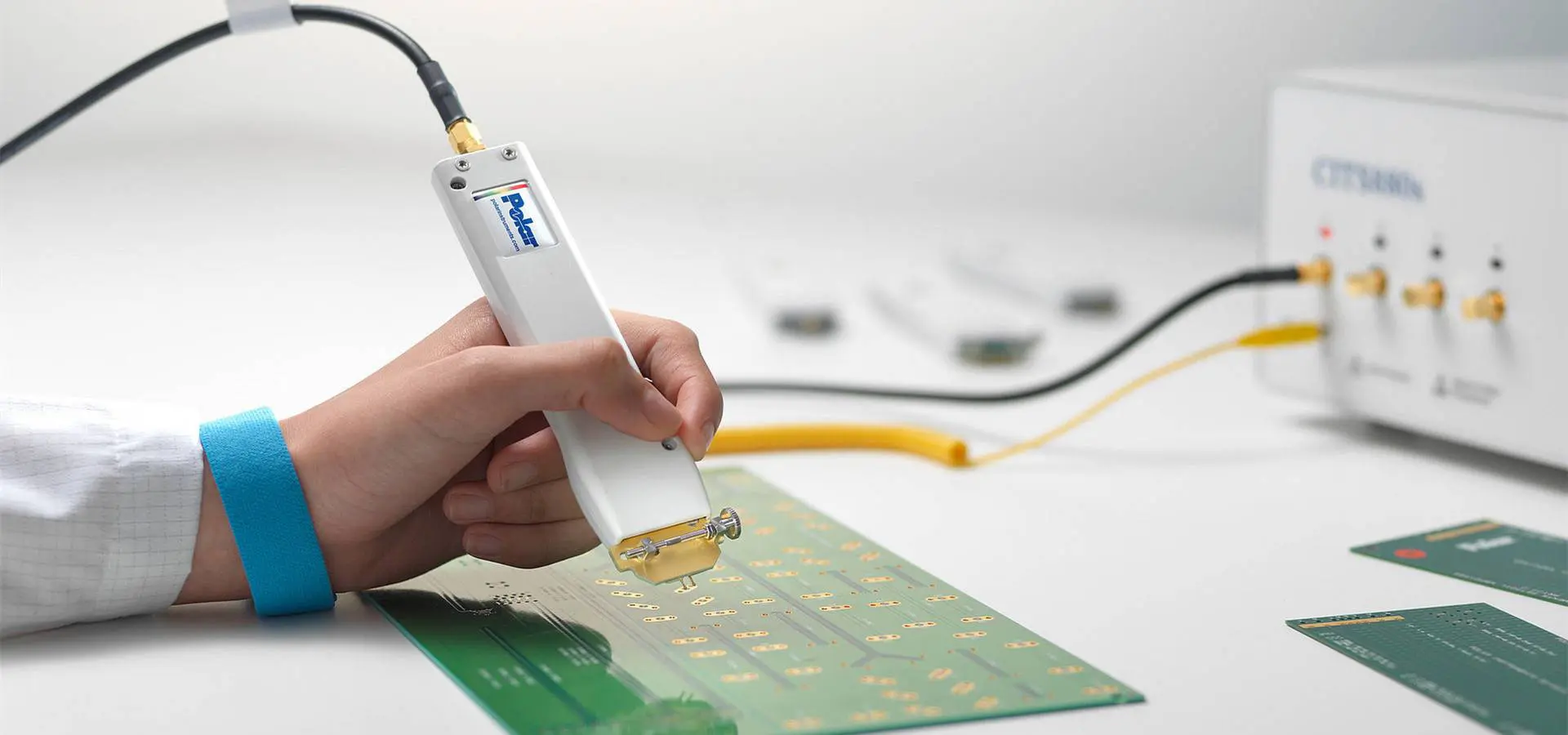 EV PCB 电子测试期间 ICT 测试探针的特写 EV PCB 电子测试期间 ICT 测试探针的特写