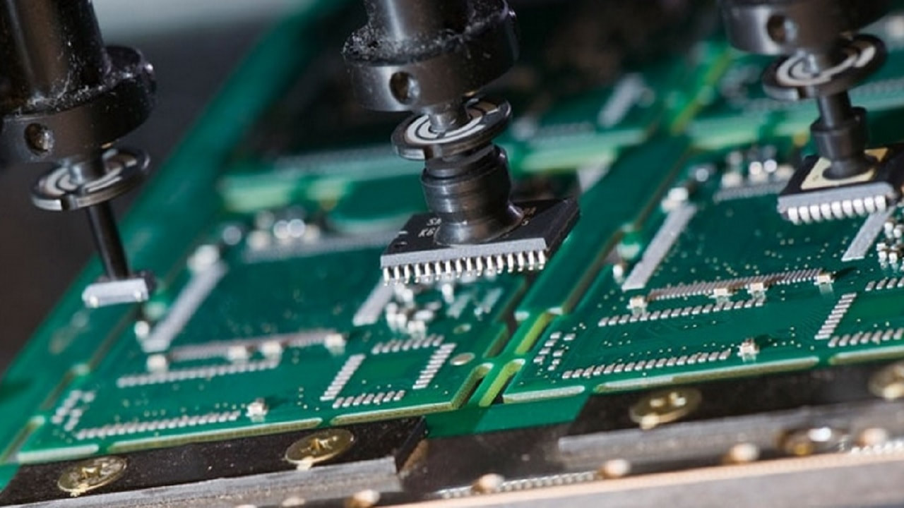 “多层PCB组装过程中的SMT机放置元件。”
