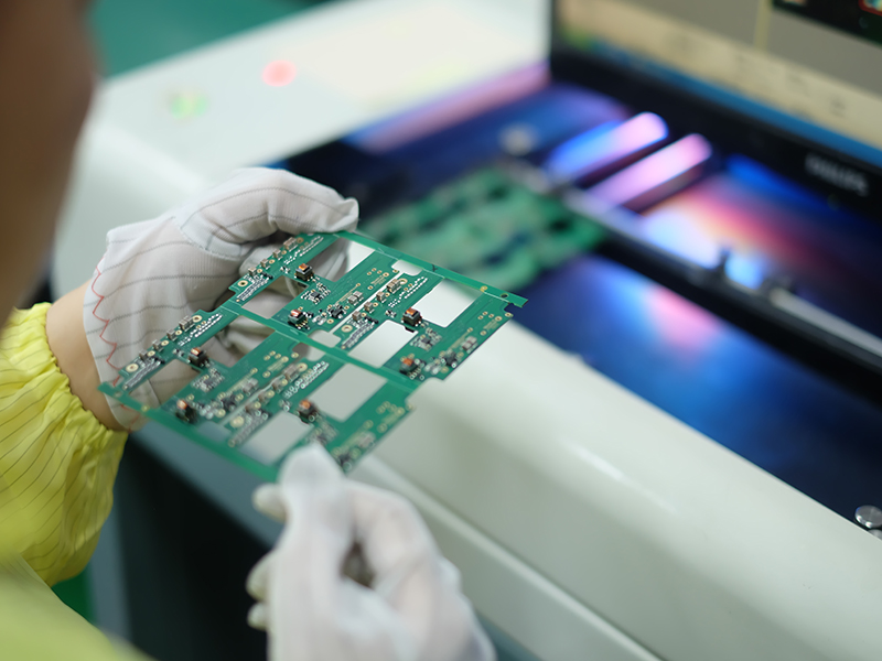 专为手术机器人设计的医疗 PCB 的特写，展示了复杂的组件。