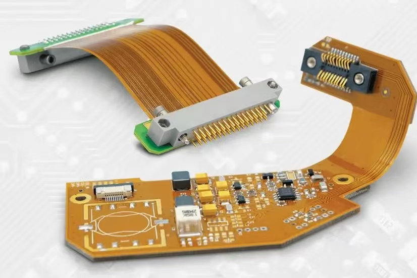 用于手术机器人的刚柔结合 PCB，显示柔性和刚性区域，以实现紧凑的设计。