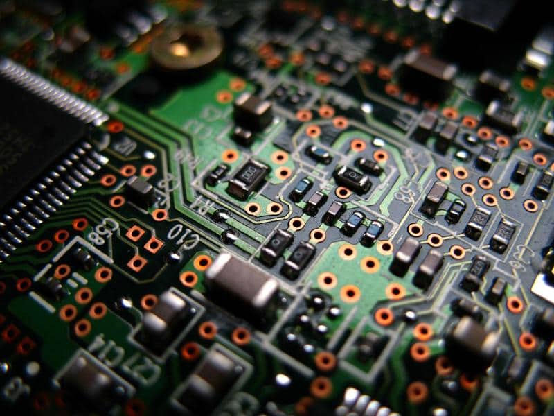 包含关键组件的消费电子 PCB 的特写视图