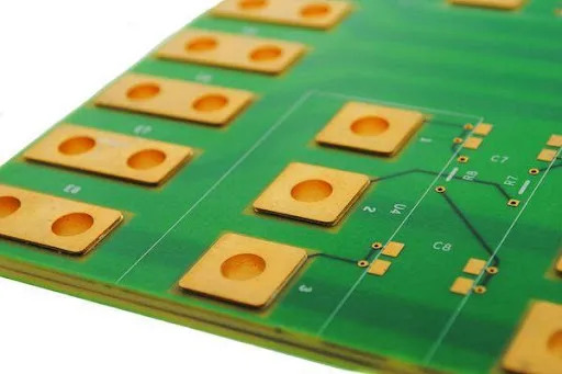 带散热器的厚铜 PCB，可增强热管理
