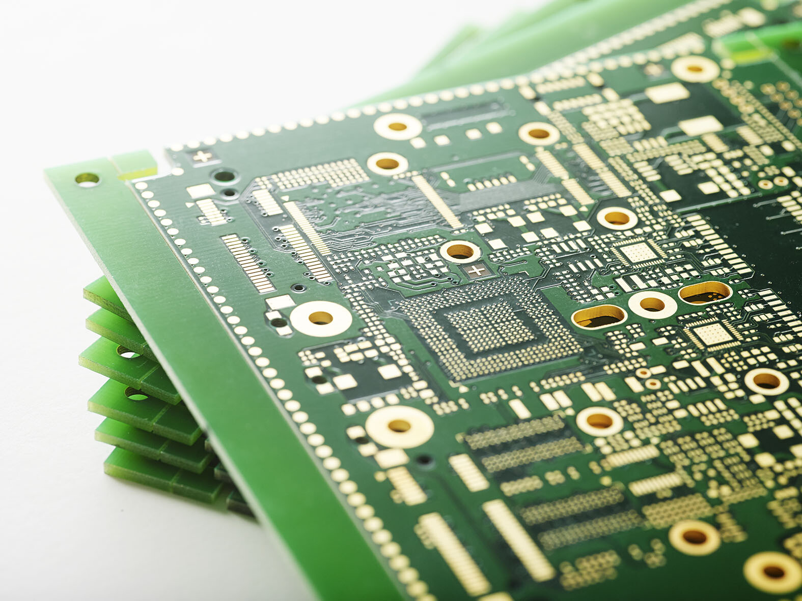 PCB钻孔特写，显示不同尺寸的过孔和元件