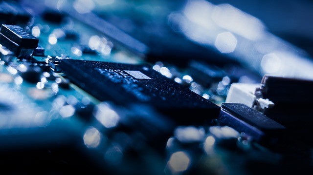 多层PCB的横截面显示了用于信号完整性的埋入电阻器。