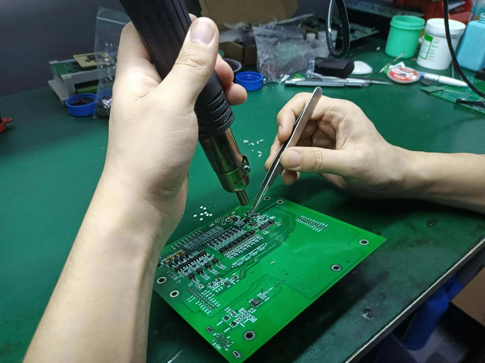 技术人员在 PCB 上进行阻焊层修复。