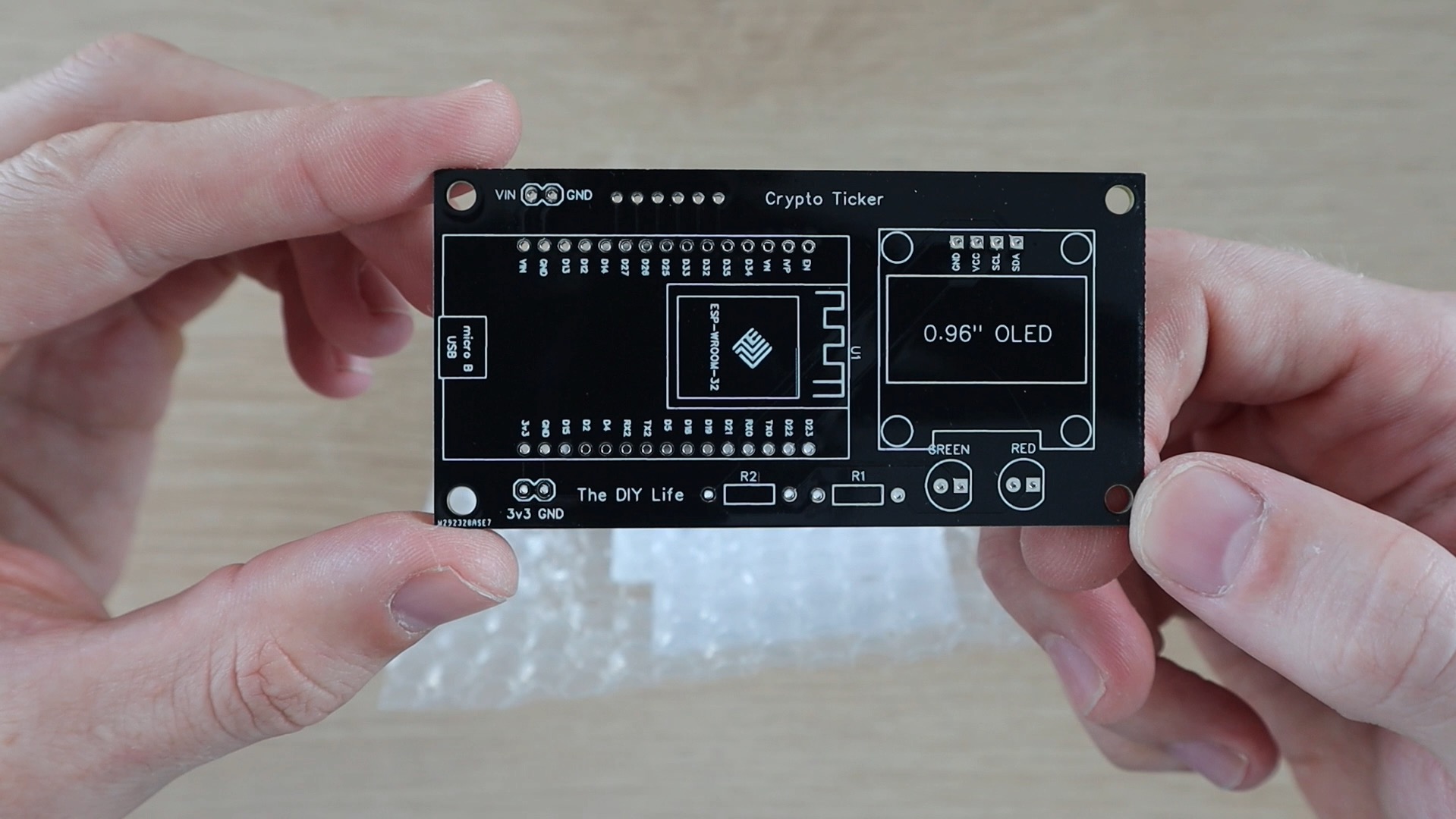展示黑白丝印的 PCB 用于美学品牌