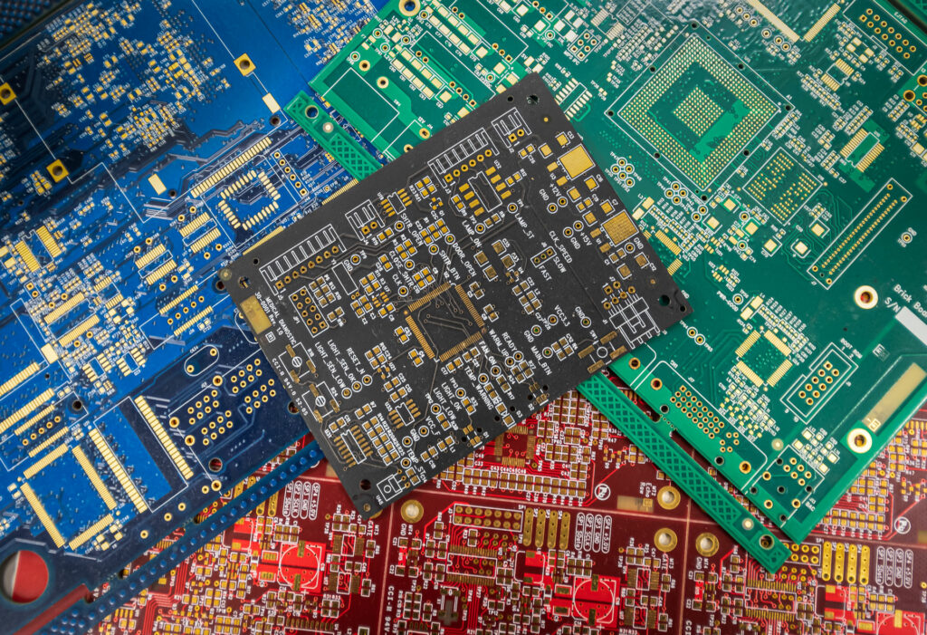 显示丝印颜色选项的 PCB 设计软件