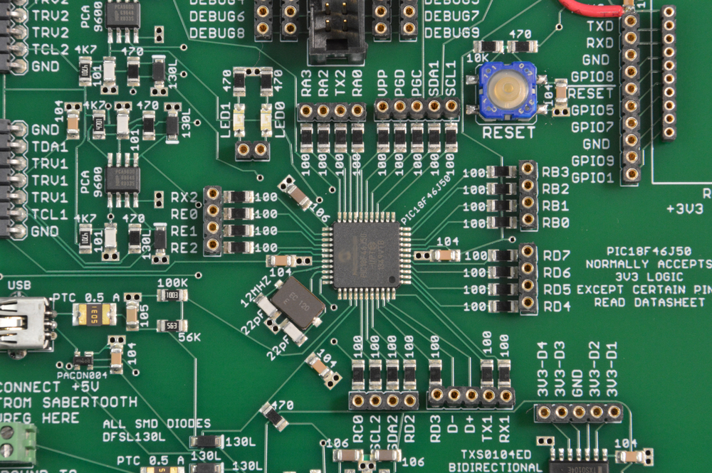 高密度 PCB，具有针对细间距组件的优化丝印。