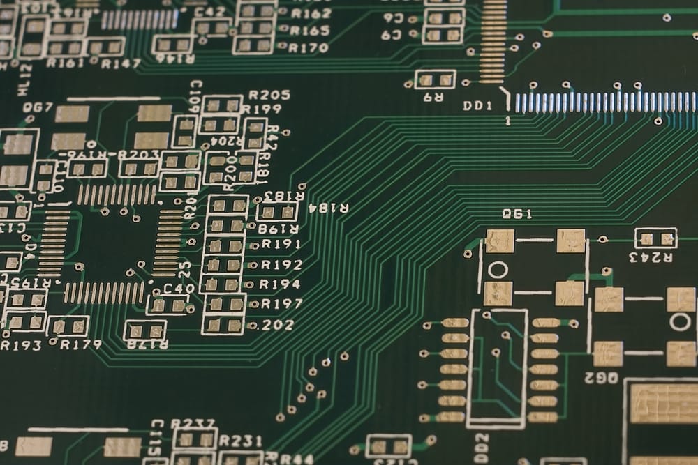 在接近细间距的高密度 PCB 上进行丝印最小线宽。