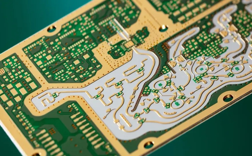 适用于 GHz 应用的具有表面光洁度的高频 PCB