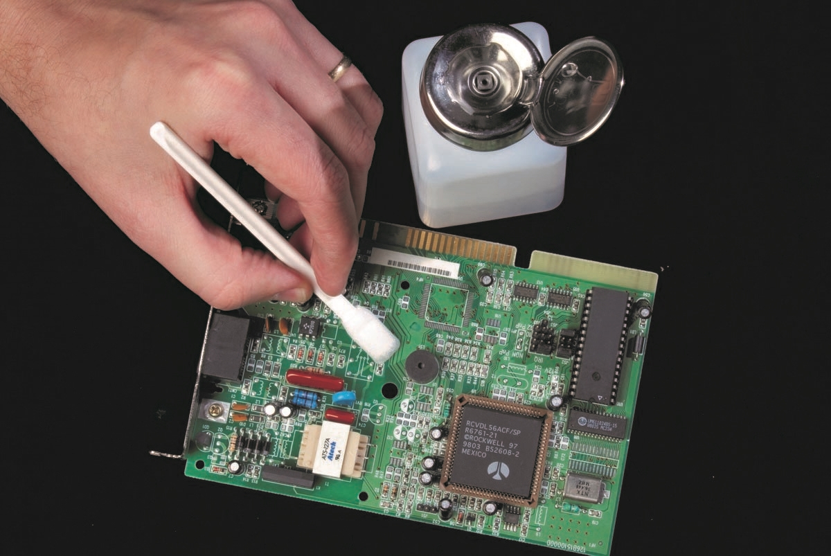 业余爱好者用异丙醇和刷子进行 DIY PCB 清洁