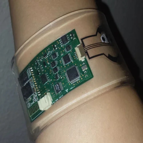 采用先进 PCB 设计的可穿戴健康监测器