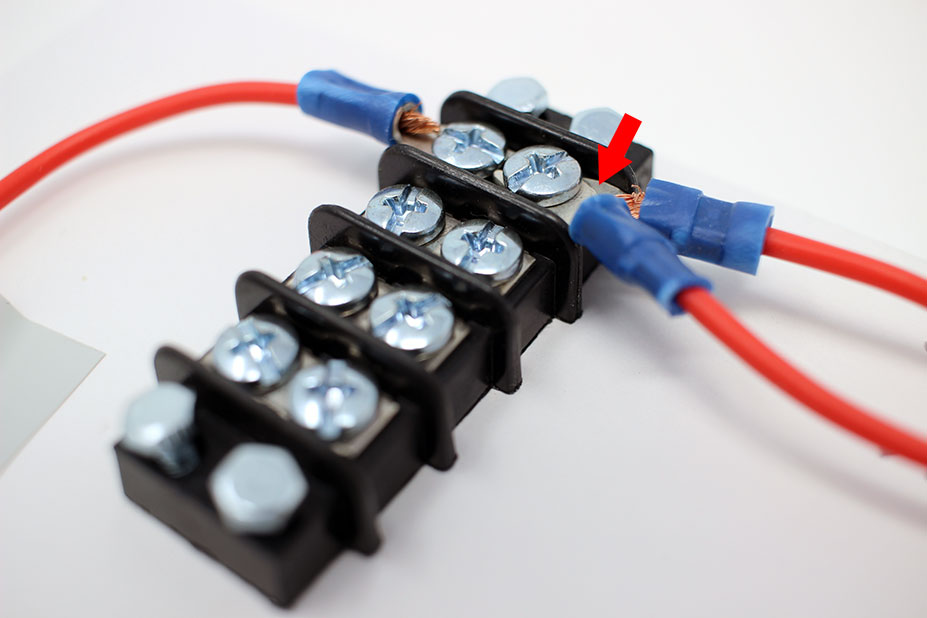 DIY电子产品中使用的接线端子的特写,电线牢固连接。 DIY电子产品中使用的接线端子的特写,电线牢固连接。