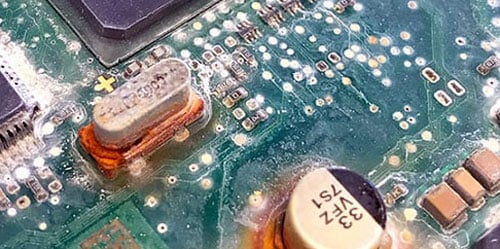 PCB 上的水分会造成潜在损坏