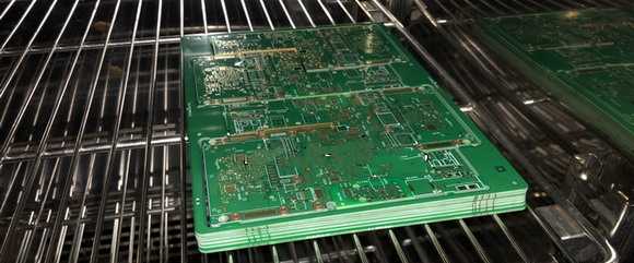 PCB在烘箱中干燥以去除水分